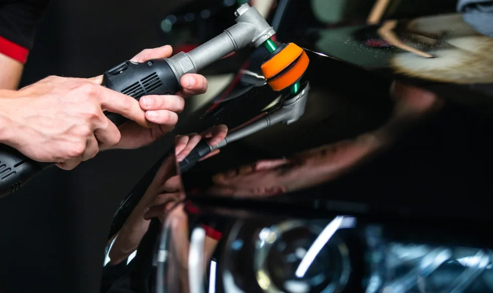 close-up-car-detailist-hands-cleaning-pilishing-car-by-poliermaschine-car-detailing-concep-2048x1323-2
